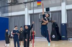 九游体育-赛前体能课后；广厦男篮门线救险备战荷甲；更衣室稳定；身体对抗强度拉满的简单介绍-九游体育